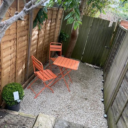 Super Convenient For Central London - Large 2 Double Bed Apartment 30 Seconds Walk To Platform Train Station And 19 Mins To London Waterloo Kültér fotó