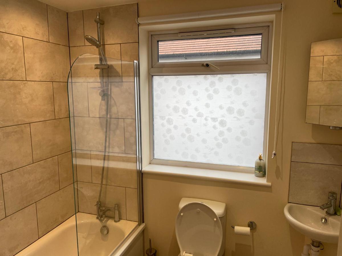 Super Convenient For Central London - Large 2 Double Bed Apartment 30 Seconds Walk To Platform Train Station And 19 Mins To London Waterloo Kültér fotó