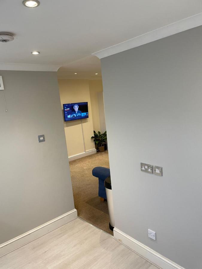 Super Convenient For Central London - Large 2 Double Bed Apartment 30 Seconds Walk To Platform Train Station And 19 Mins To London Waterloo Kültér fotó