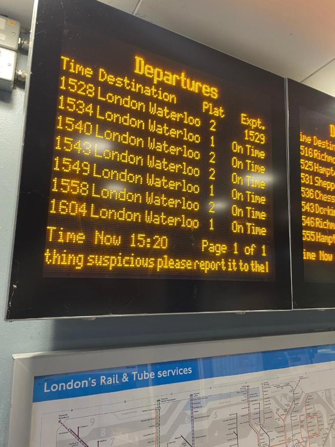 Super Convenient For Central London - Large 2 Double Bed Apartment 30 Seconds Walk To Platform Train Station And 19 Mins To London Waterloo Kültér fotó