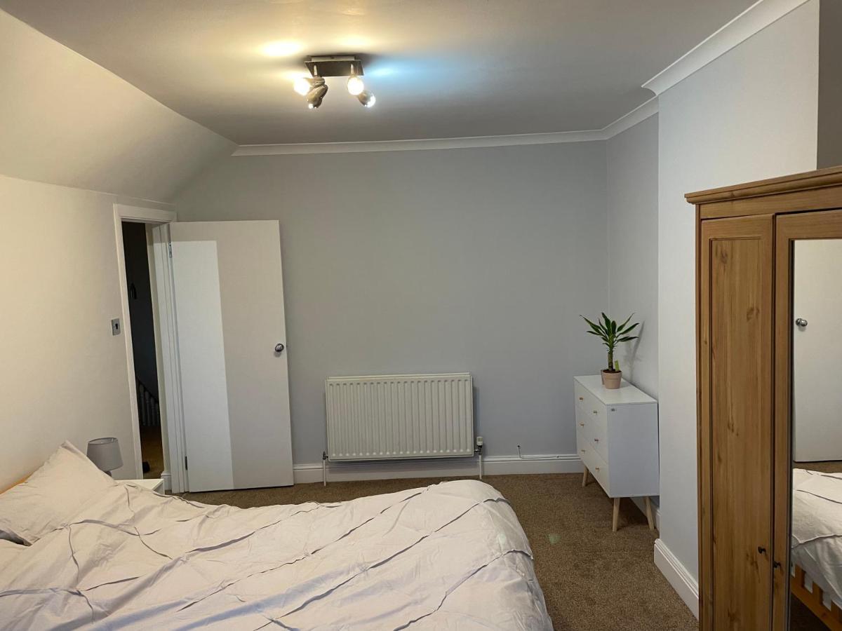 Super Convenient For Central London - Large 2 Double Bed Apartment 30 Seconds Walk To Platform Train Station And 19 Mins To London Waterloo Kültér fotó