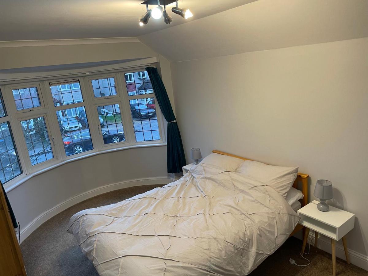 Super Convenient For Central London - Large 2 Double Bed Apartment 30 Seconds Walk To Platform Train Station And 19 Mins To London Waterloo Kültér fotó